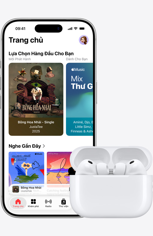 iPhone 16 đang phát nhạc bên cạnh AirPods
